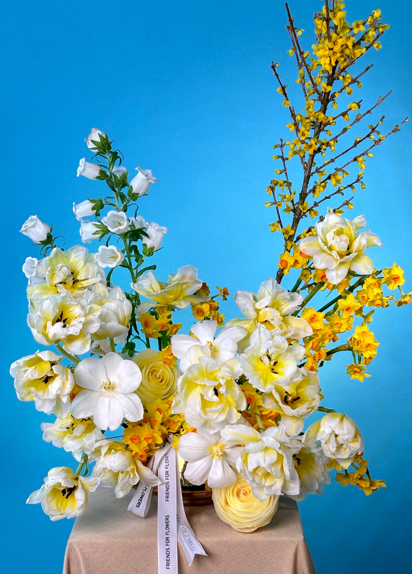 Arrangement "Ray of sunshine" with candle