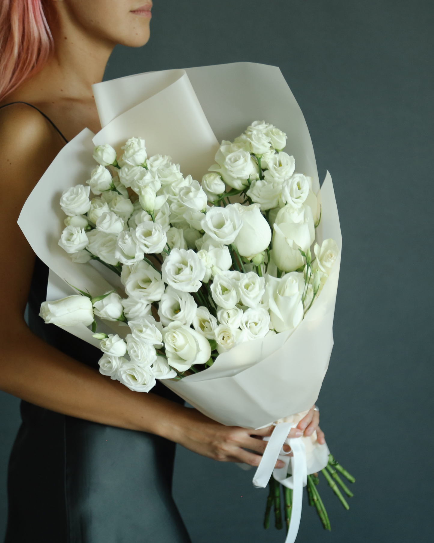 Bouquet of lisianthus and roses