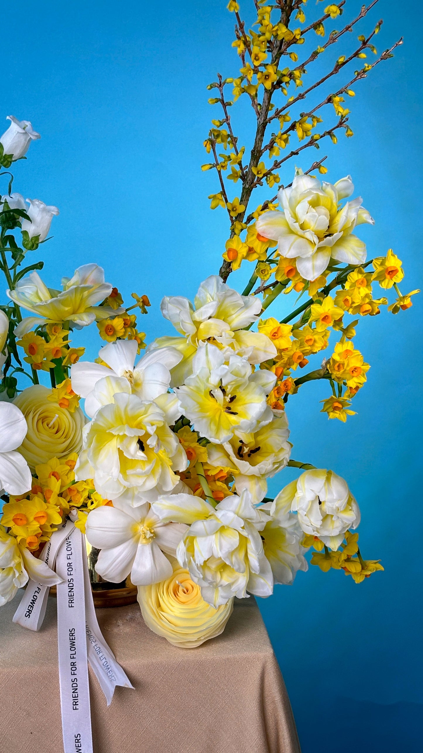 Arrangement "Ray of sunshine" with candle